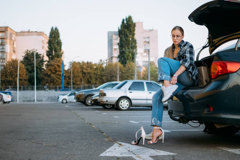 se puede conducir con chanclas